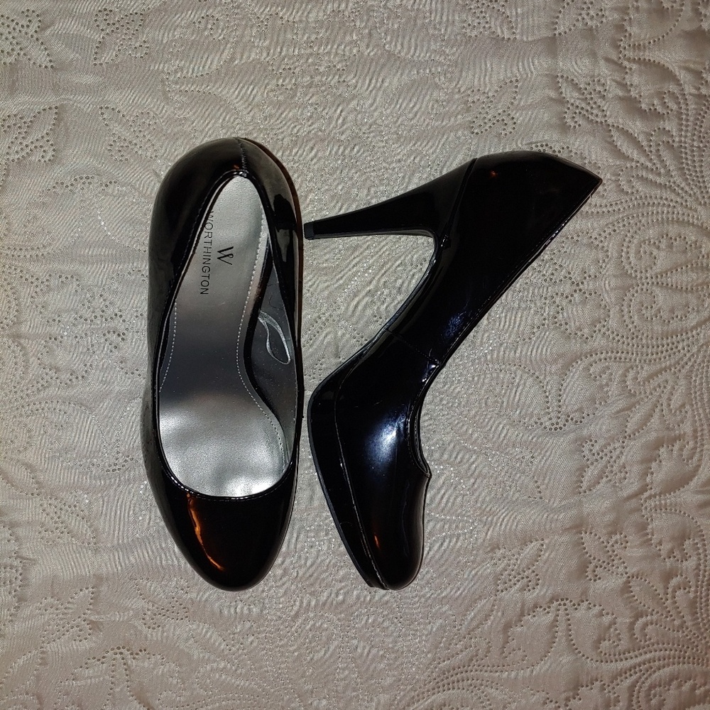 Shiny black heel